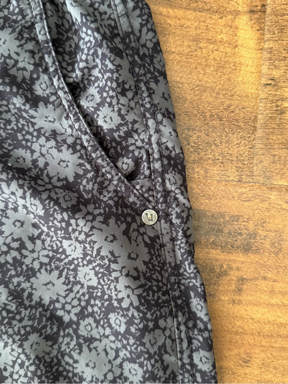 Vuori Men’s Kore 5” Shorts in Dark Pewter Wildflower Size Small - Picture 3 of 4